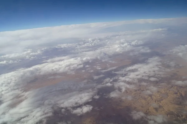 Vista del cielo del paisaje nublado y la tierra — Foto de Stock