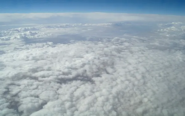 Vista del cielo del paesaggio nuvoloso e della terra — Foto Stock