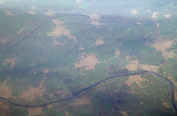 Vue du ciel du paysage nuageux et de la terre — Photo