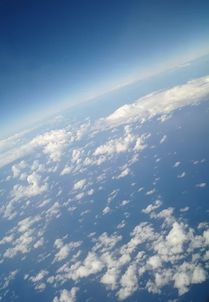 Wolken en blauwe hemel gezien vanaf vliegtuig — Stockfoto