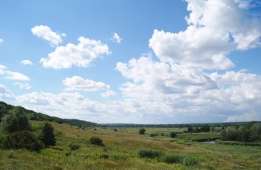 Yaz Peyzaj ve bulutlu gökyüzü