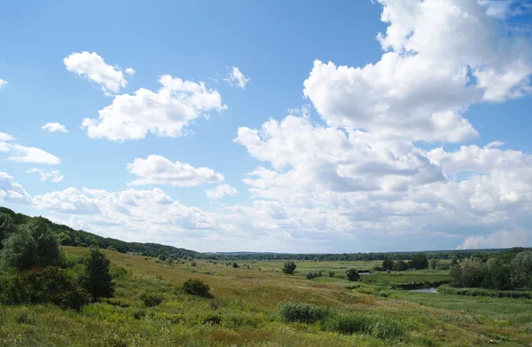 Yaz Peyzaj ve bulutlu gökyüzü