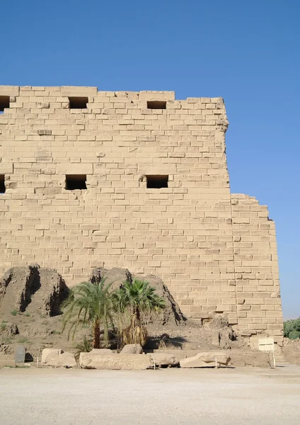 Architektura starověkého chrámu karnak v Luxoru, egypt — Stock fotografie