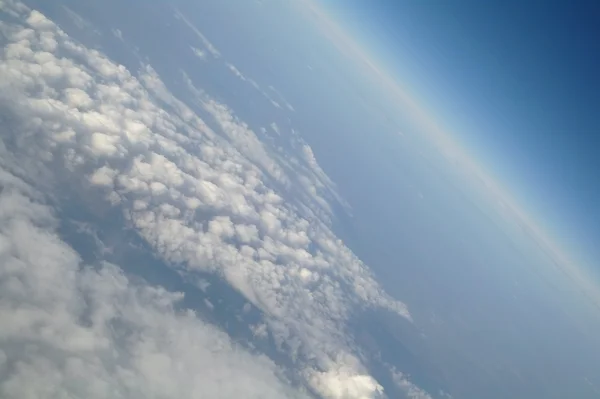 Небо вид на облака и землю — стоковое фото