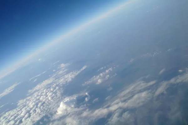 Vue du ciel du paysage nuageux et de la terre — Photo