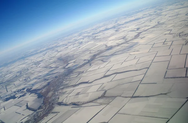 Vista della Terra da un'altezza coperta di neve durante la stagione invernale — Foto Stock