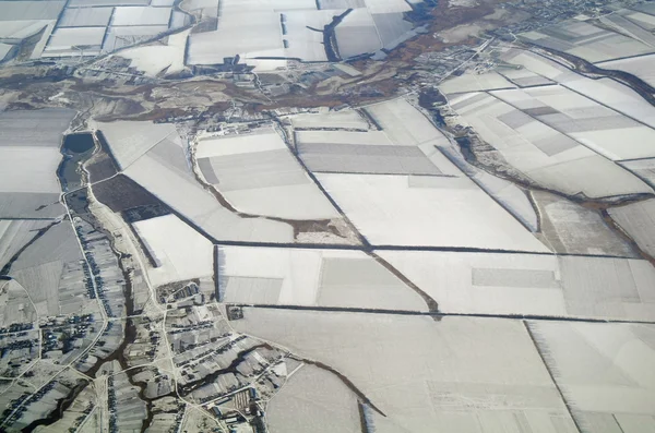 Weergave van de aarde vanuit een hoogte bedekt met sneeuw in de winter — Stockfoto