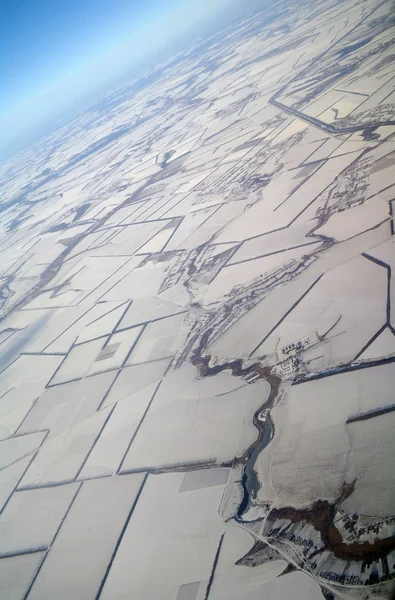 Vue sur la Terre depuis une hauteur couverte de neige pendant la saison hivernale — Photo