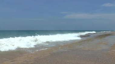 Okyanus dalgaları ve güzel bir plaj, sri lanka.