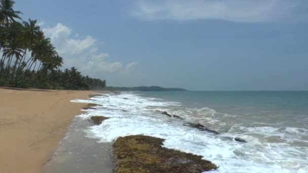 Turquoise zee water en blauwe hemel op de tropisch strand, — Stockvideo