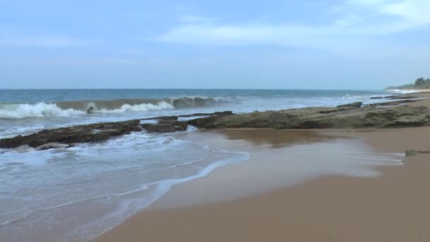 Oceaan golven en prachtige strand, sri lanka. — Stockvideo
