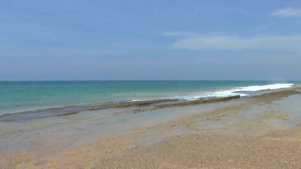 Oceaan golven en prachtige strand, sri lanka. — Stockvideo