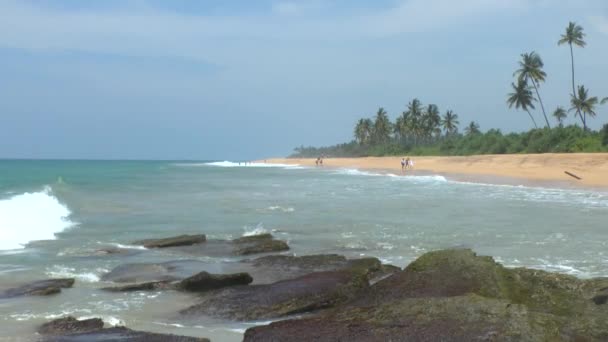 Turquoise zee water en blauwe hemel op de tropisch strand, — Stockvideo