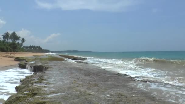 Turquoise zee water en blauwe hemel op de tropisch strand, — Stockvideo