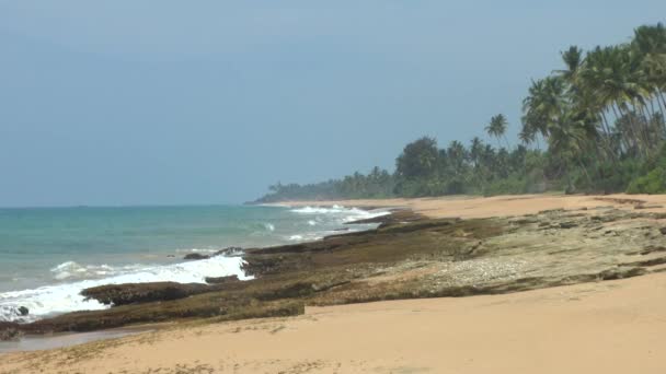 Eau de mer turquoise et ciel bleu sur la plage tropicale ,