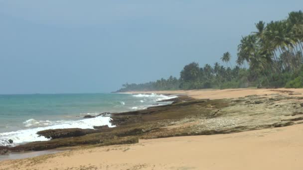 Turquoise sea water and blue sky on the tropical beach, — Stock Video