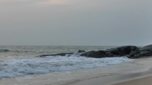 在岩石上的浪花的波浪 — 图库视频影像