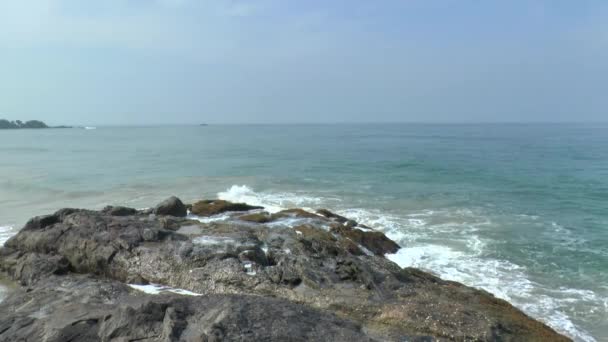 Waves of the surf breaking on the rocks — Stock Video