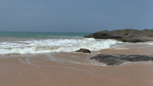 Vagues de l'océan et belle plage 