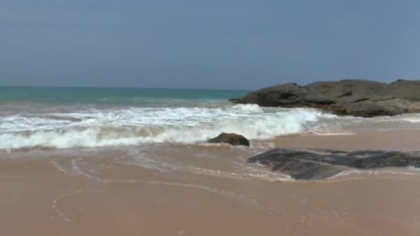 Océano olas y hermosa playa — Vídeo de stock