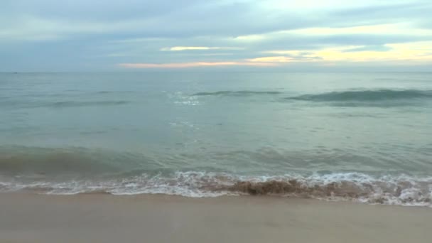 太阳在异国风情的沙滩上设置 — 图库视频影像