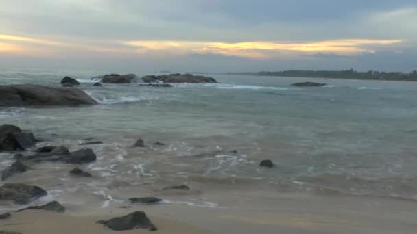 Sole tramontato sulla spiaggia esotica — Video Stock
