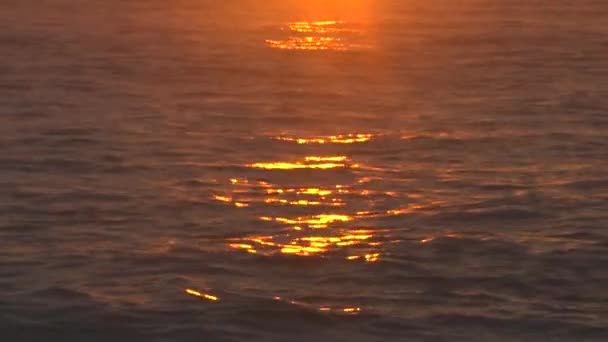 Matahari terbit di atas laut. — Stok Video