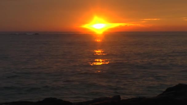 Схід сонця над океаном . — стокове відео