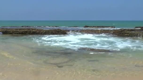 Olas del oleaje rompiendo sobre las rocas — Vídeo de stock