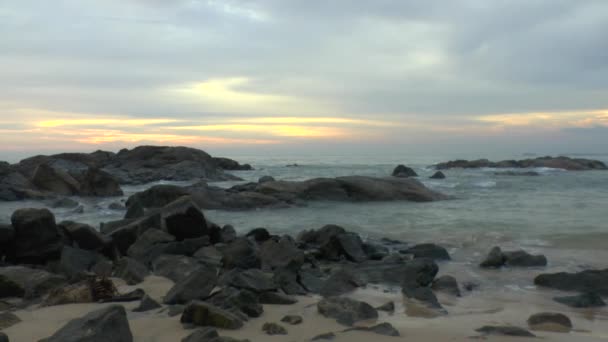 Ondas do surfe quebrando nas rochas — Vídeo de Stock