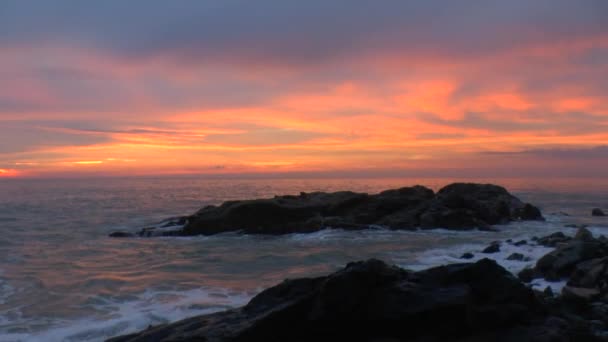 Sonnenaufgang über dem Ozean. — Stockvideo