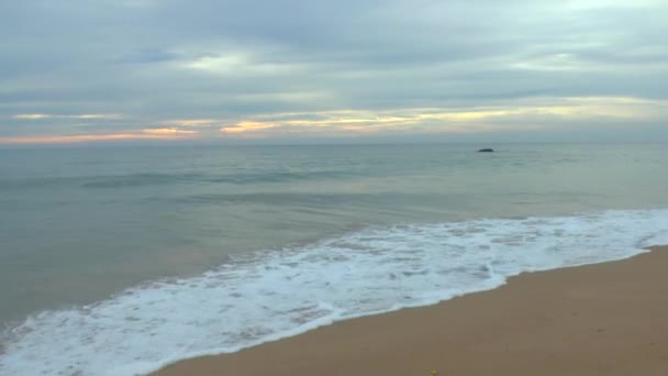 Sol posto na praia exótica — Vídeo de Stock