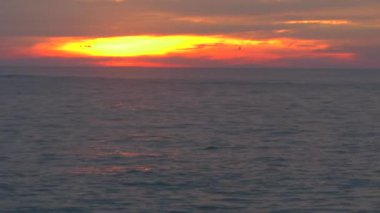 Okyanusun üzerinde gün doğumu.