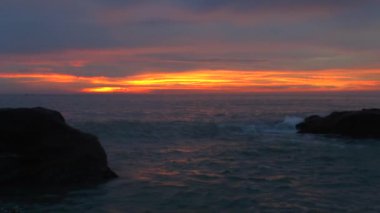 Okyanusun üzerinde gün doğumu.