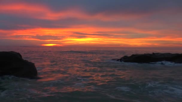 Восход над океаном . — стоковое видео