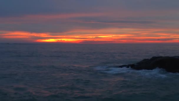 Východ slunce nad oceánem. — Stock video