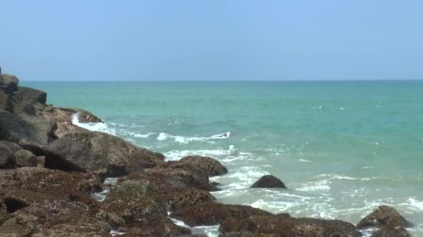 Vagues du surf se brisant sur les rochers 