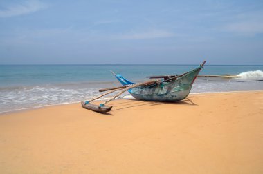 okyanus plaj üzerinde egzotik balıkçı teknesi