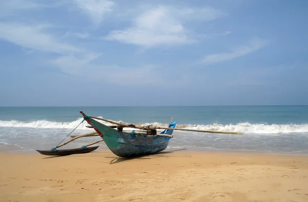 Bateau de pêcheur exotique sur la plage près de l'océan — Photo