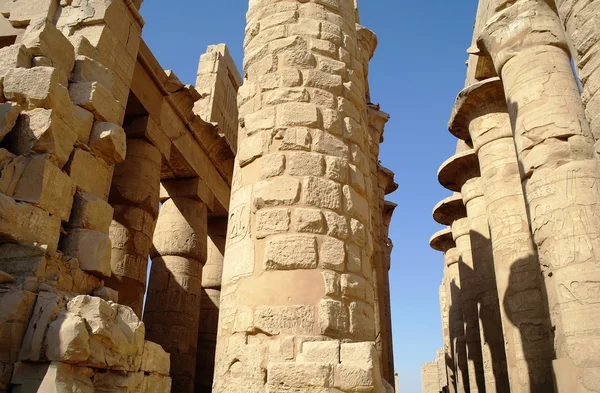 Eeuwenoude architectuur van karnak tempel in luxor, Egypte — Stockfoto