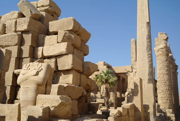 Antigua arquitectura del templo de Karnak en Luxor, Egipto — Foto de Stock