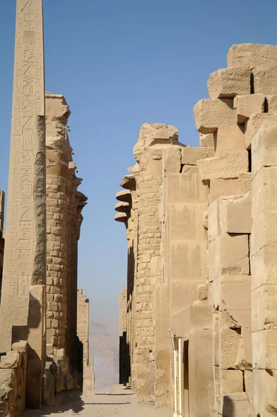 Architektura starověkého chrámu karnak v Luxoru, egypt — Stock fotografie