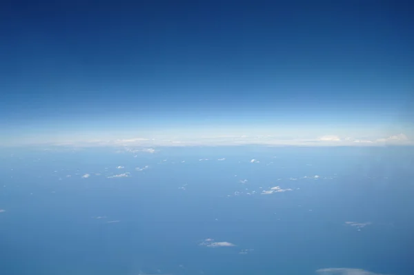 雲と青空が飛行機から見た — ストック写真