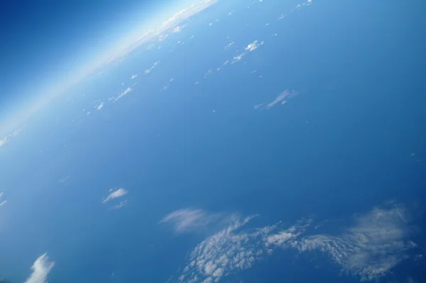 uçaktan görülen mavi gökyüzü ve bulutlar