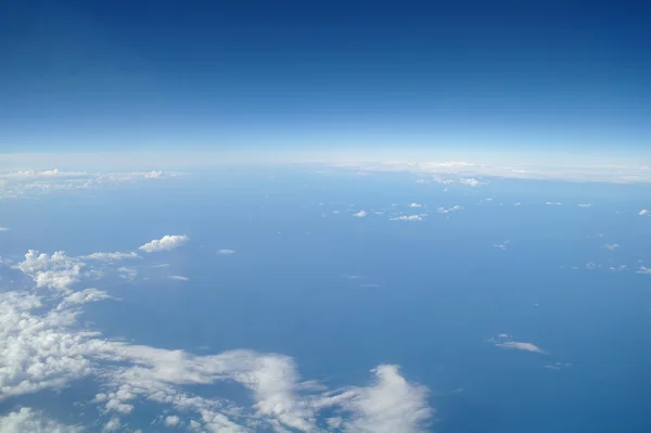 Nubes y cielo azul visto desde el plano — Foto de Stock