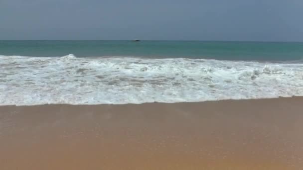 Oceaan golven en strand, — Stockvideo