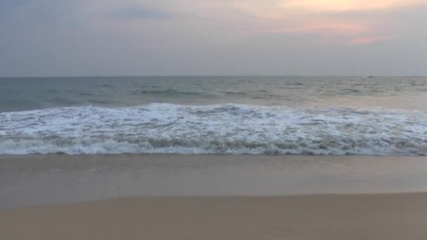 Havets vågor och den vackra stranden, — Stockvideo