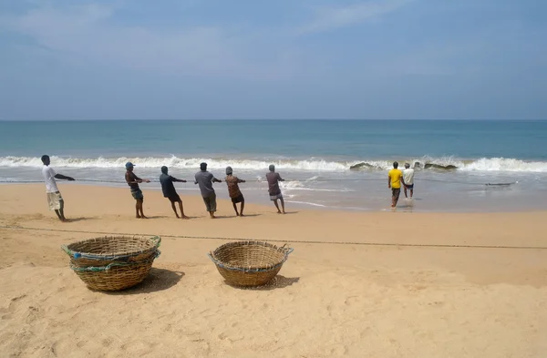 Sri Lankan fishermen pull big net in Induruwa, Sri Lanka. Fishing is a key occupation on Sri Lanka sea coast. — Stock Photo, Image