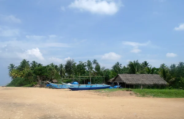 Bateau de pêcheur exotique sur la plage près de l'océan — Photo