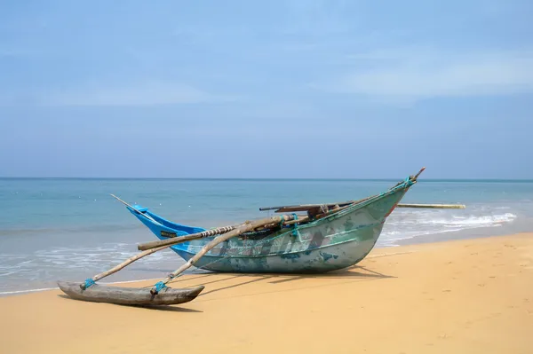 Bateau de pêcheur exotique sur la plage près de l'océan — Photo